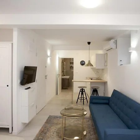 Studio Jon Apartment Split