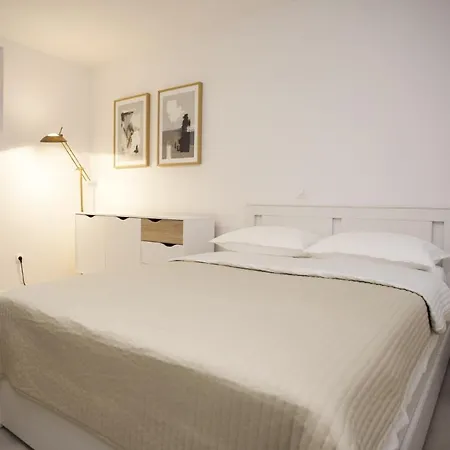 Studio Jon Apartment Split