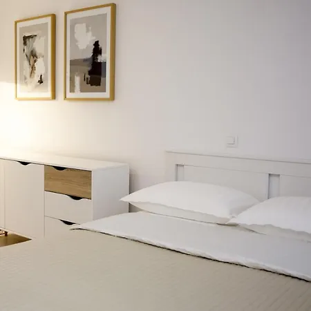 Studio Jon Apartment Split